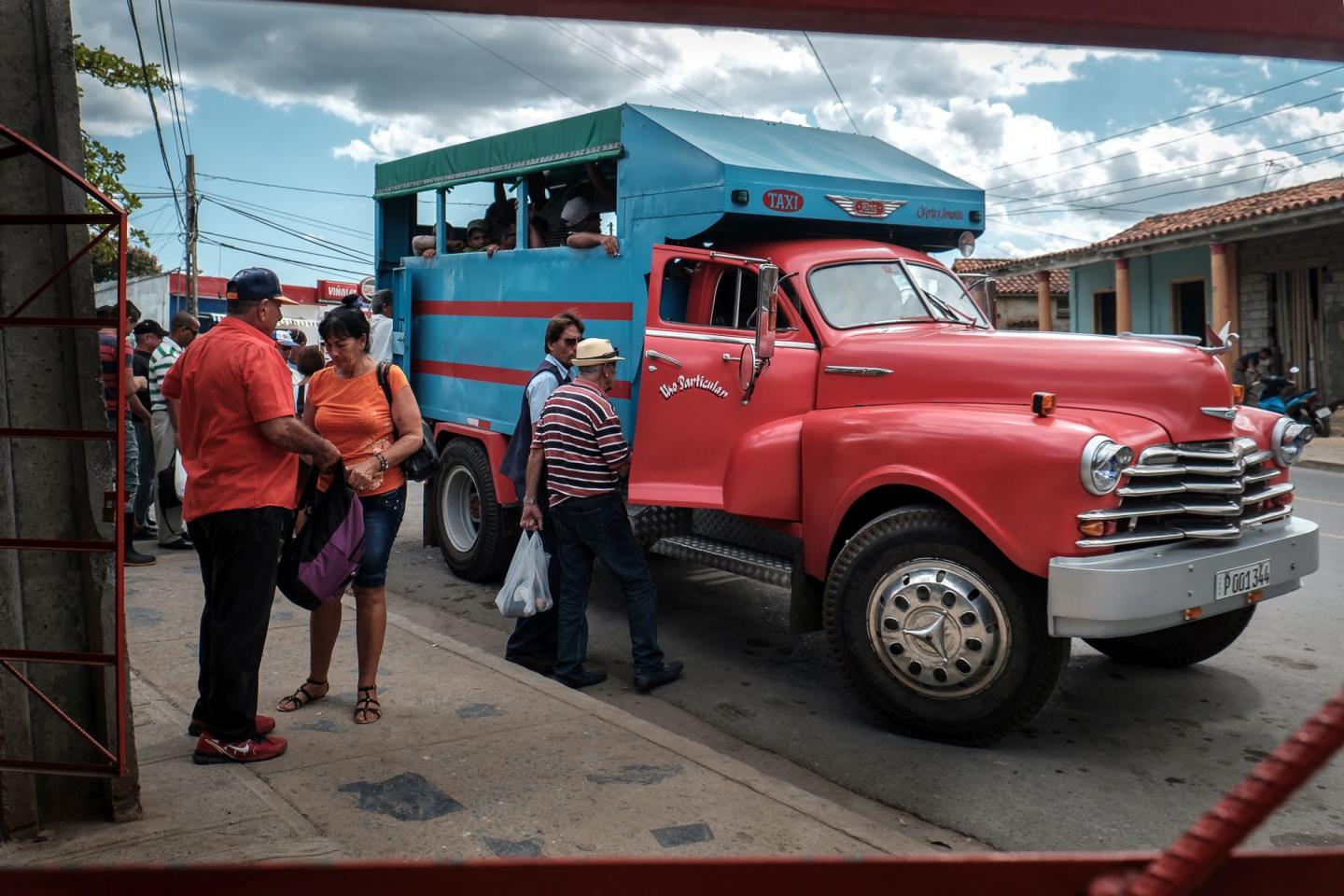 Cuba Kuba public transport red car privat car privat business Viñales Viniales