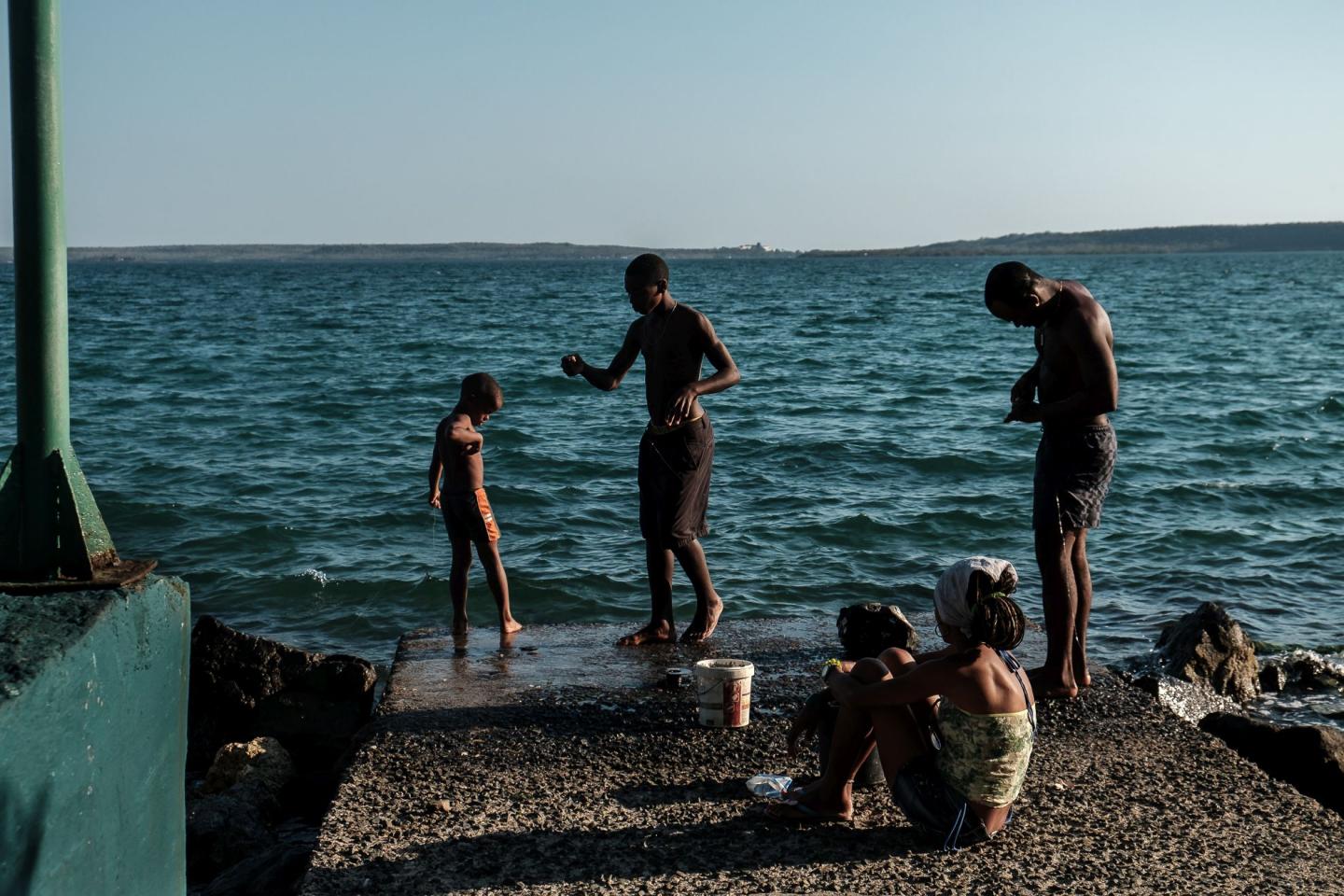 Rybacy wędkarze Cienfuegos nabrzeże seasite fishermen angler Cuba Kuba