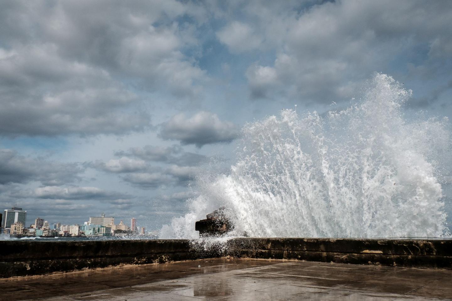 El Malecón Hawana Havana Habana storm wave sztorm fale clouds chmury city miasto Cuba Kuba